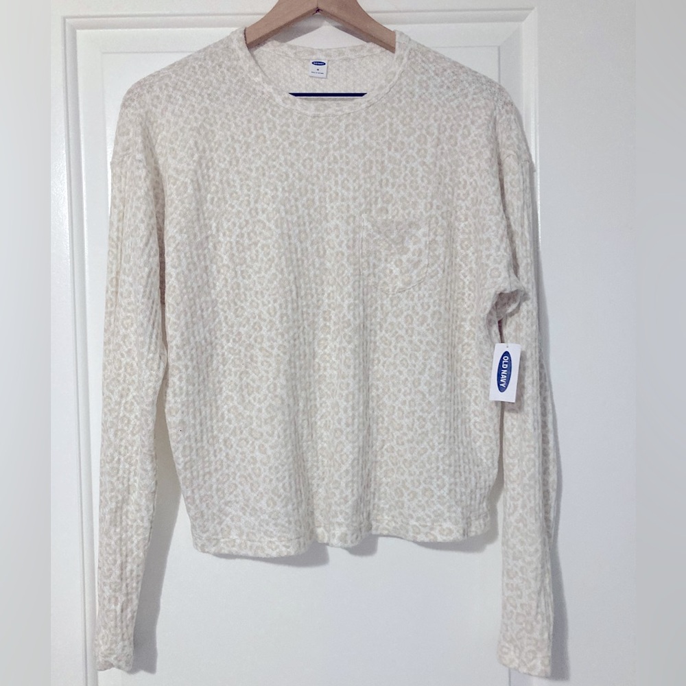 Old Navy long sleeve, cozy knit top. White with cream and beige pattern. Size M.